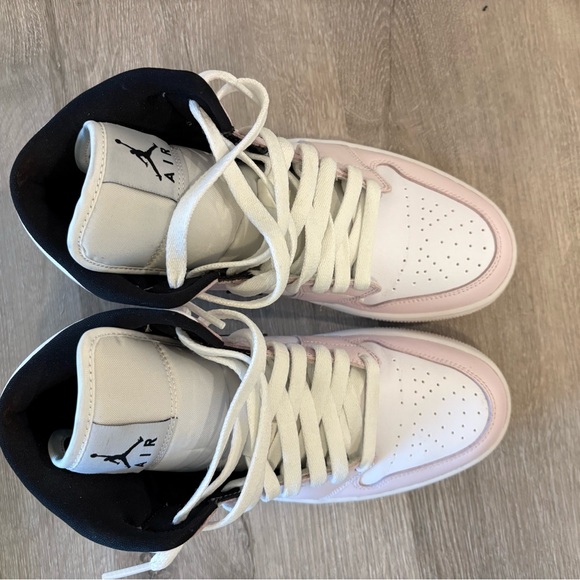 Jordan WMNS Air Jordan 1 Mid Light Violet, Black & White - Picture 2 of 4